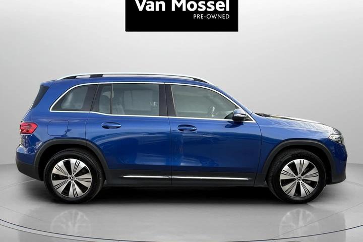 Blå Mercedes EQB300 fra 2024