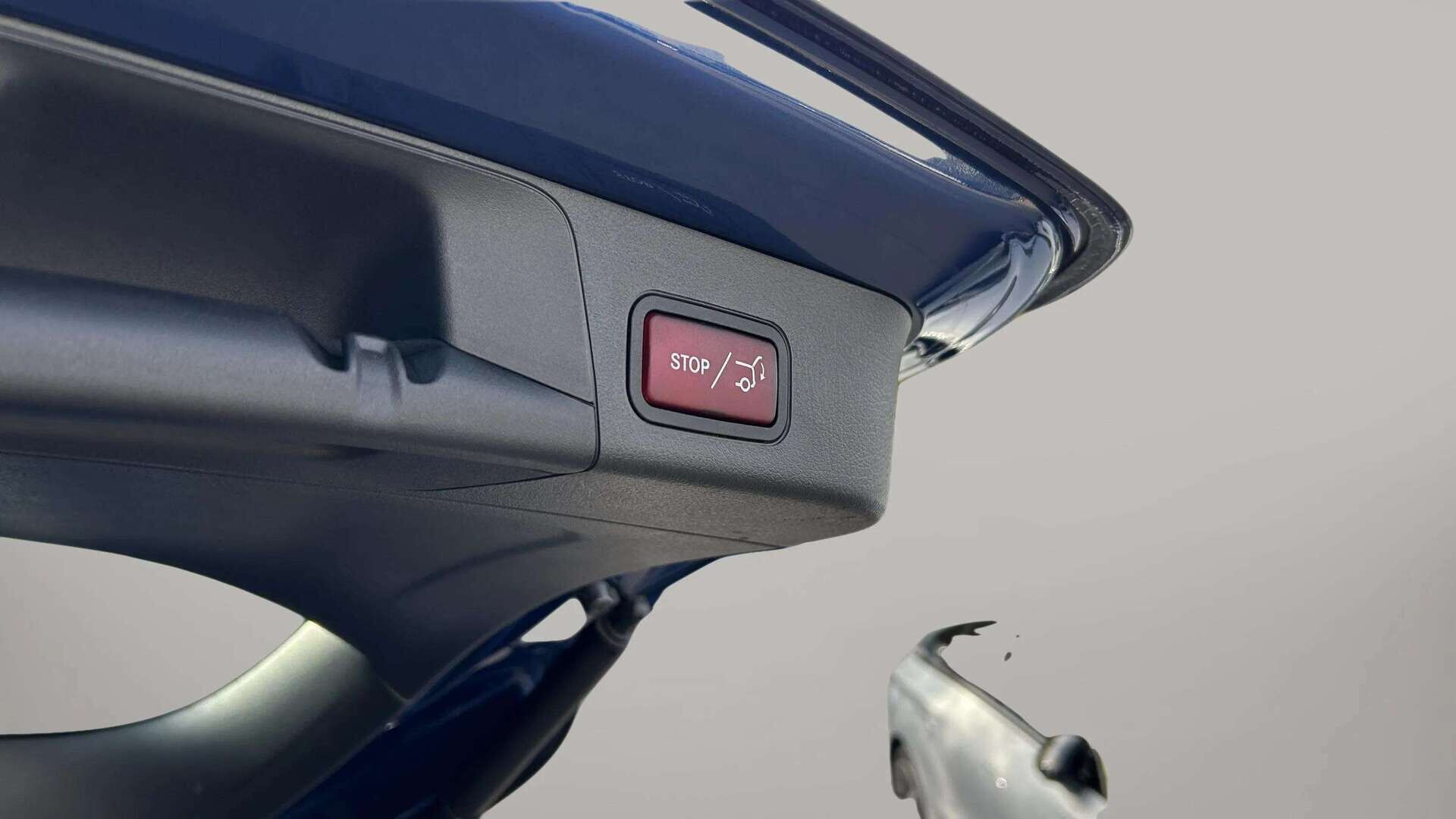 Blå Mercedes EQB300 fra 2024