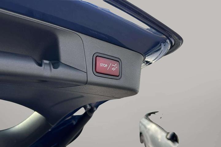 Blå Mercedes EQB300 fra 2024
