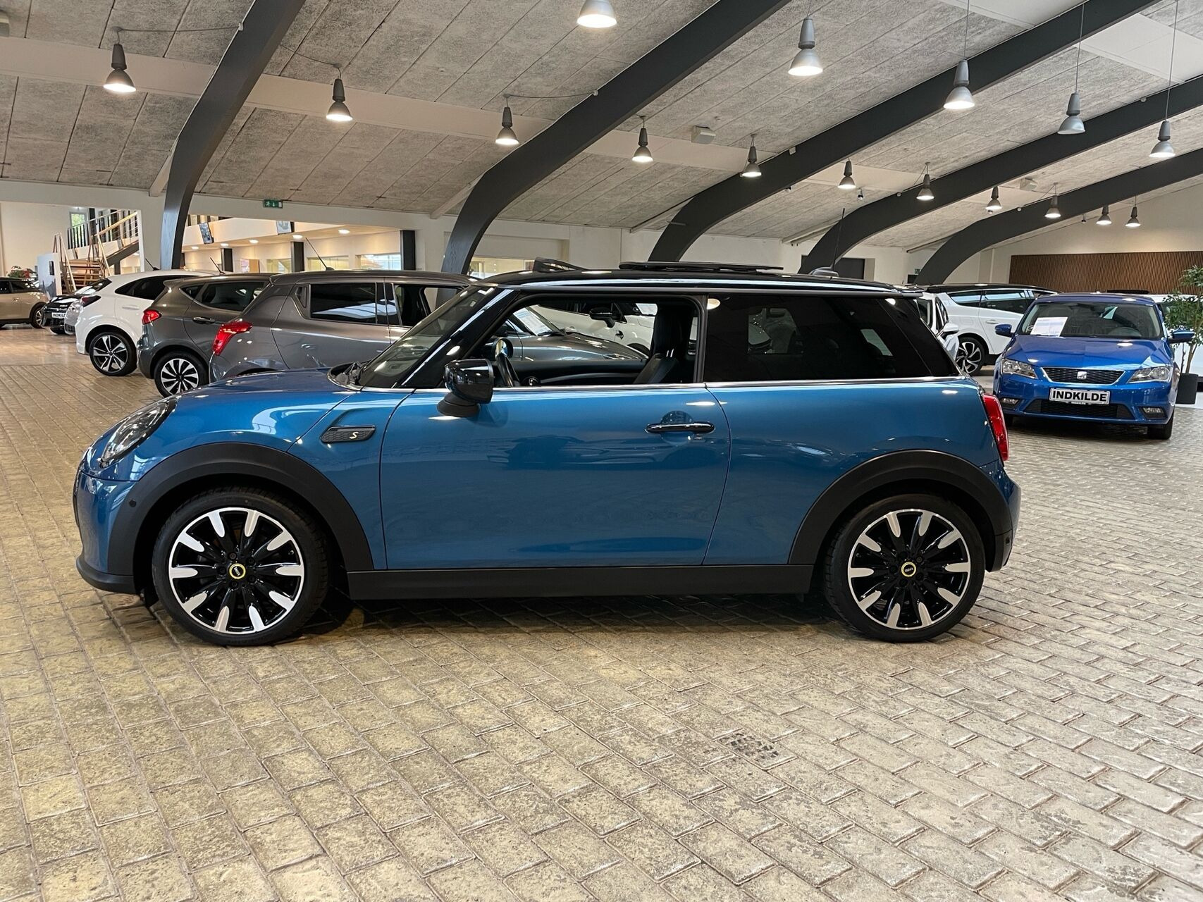 Blå Mini Cooper fra 2022