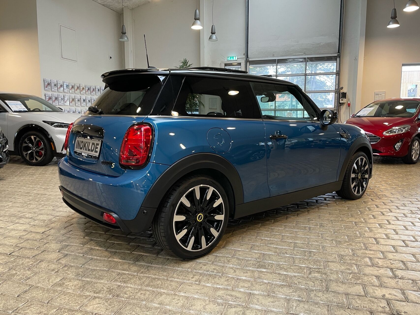 Blå Mini Cooper fra 2022