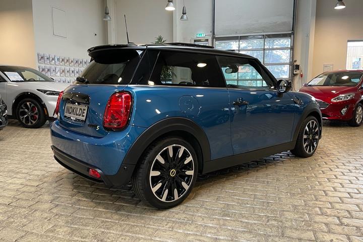 Blå Mini Cooper fra 2022