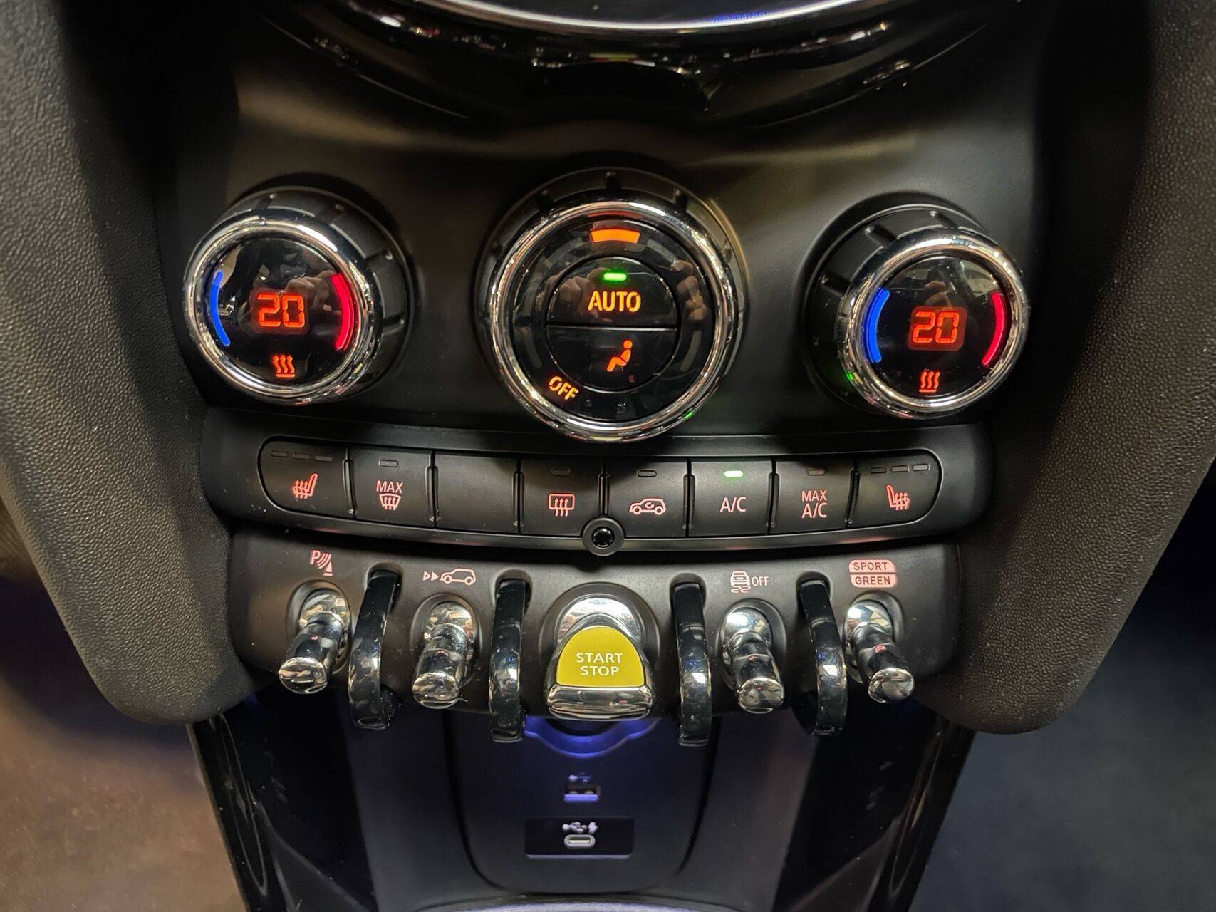 Blå Mini Cooper fra 2022