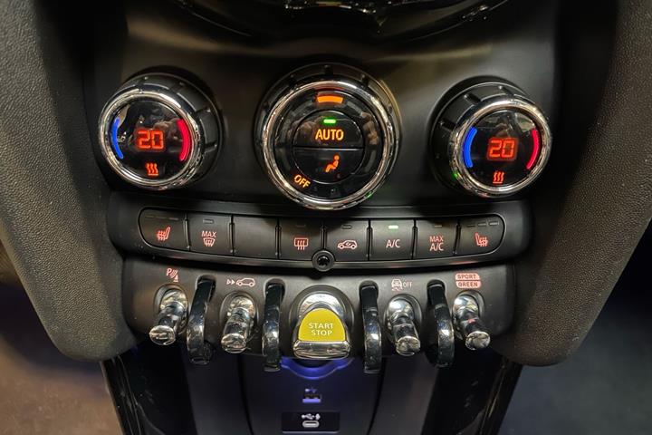 Blå Mini Cooper fra 2022