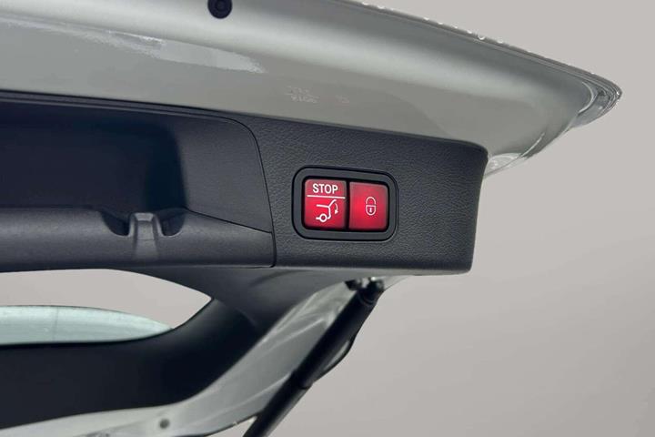 Hvid Mercedes EQB250 fra 2022