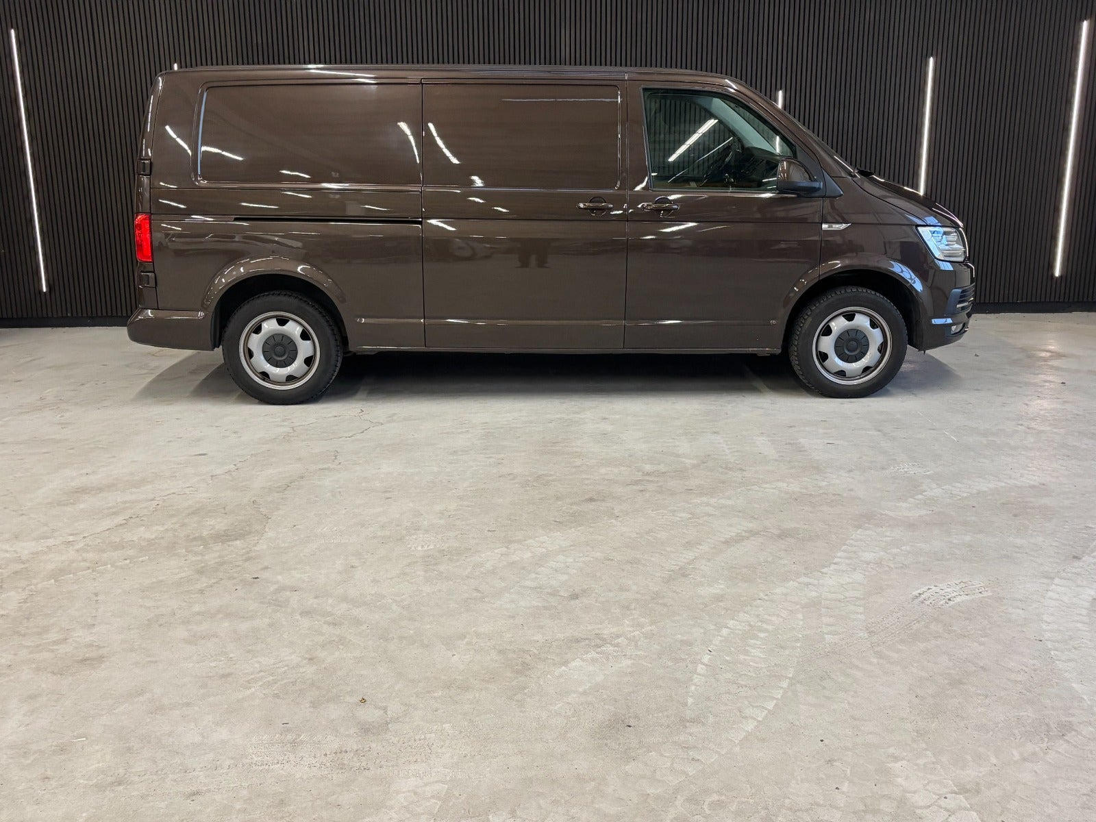 Gul VW Transporter fra 2018