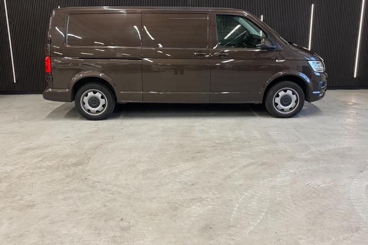 Gul VW Transporter fra 2018