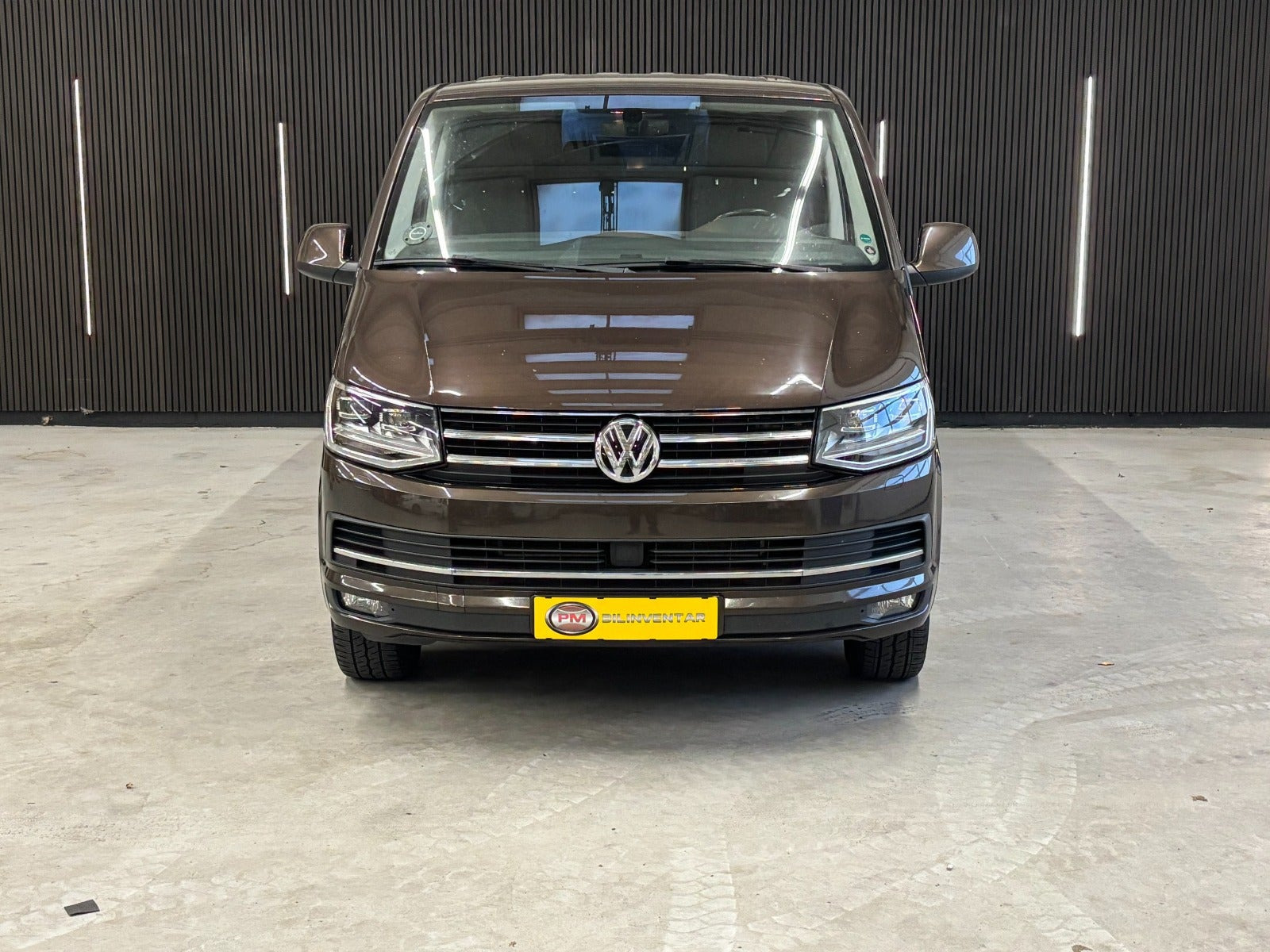 Gul VW Transporter fra 2018