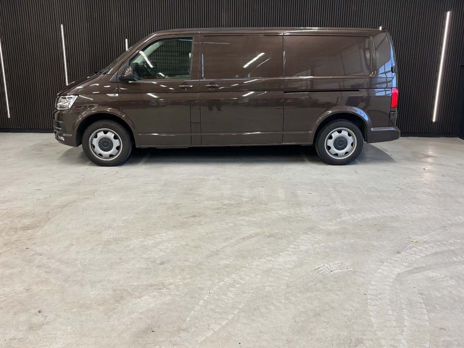 Gul VW Transporter fra 2018