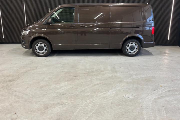 Gul VW Transporter fra 2018