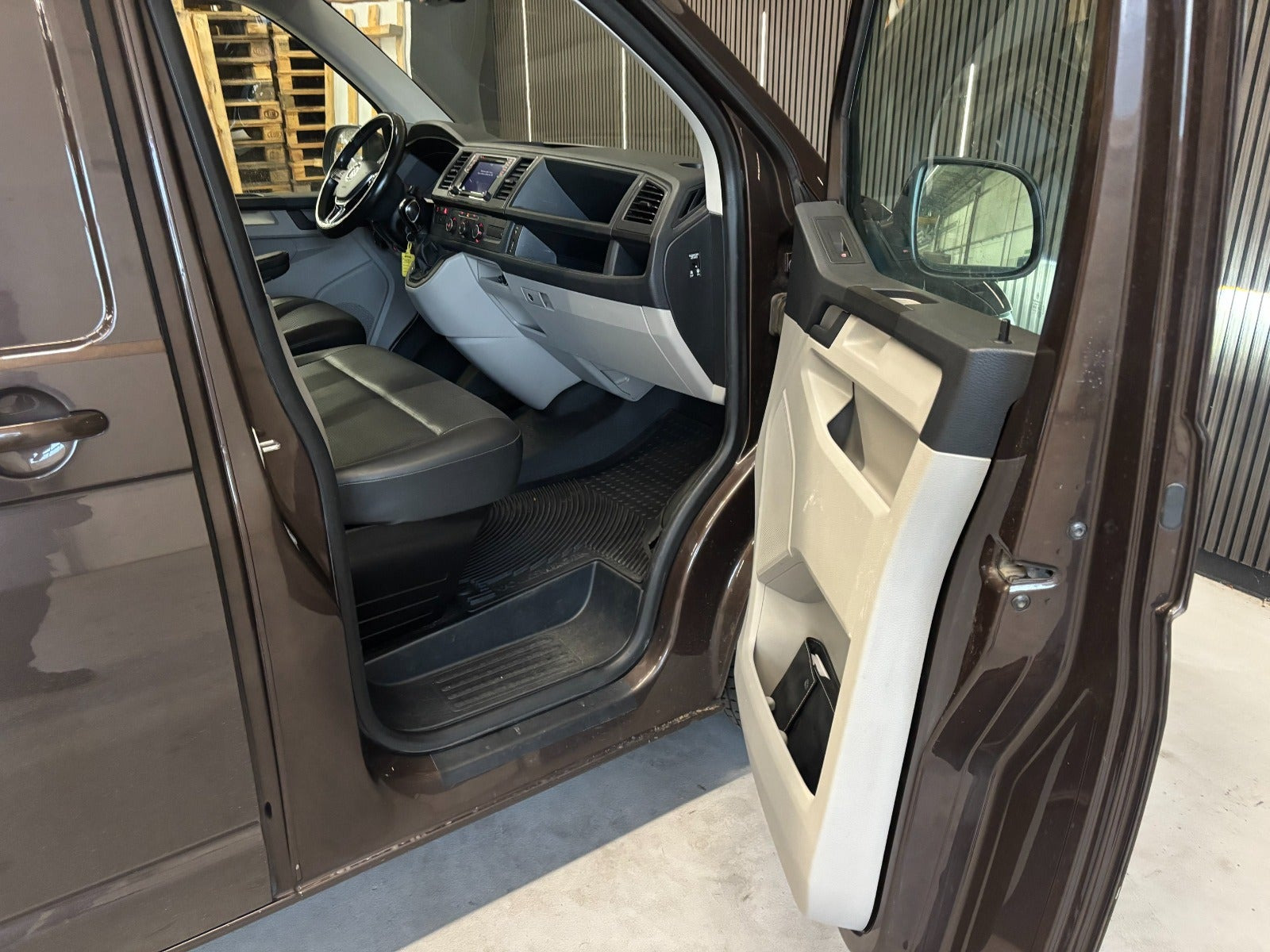 Gul VW Transporter fra 2018