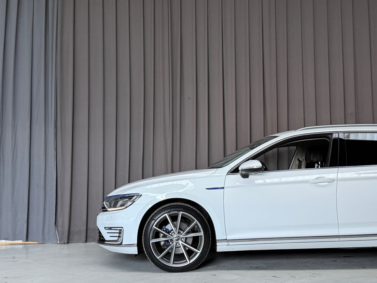 Hvid VW Passat fra 2018