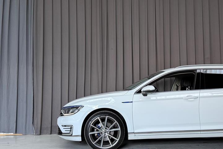 Hvid VW Passat fra 2018