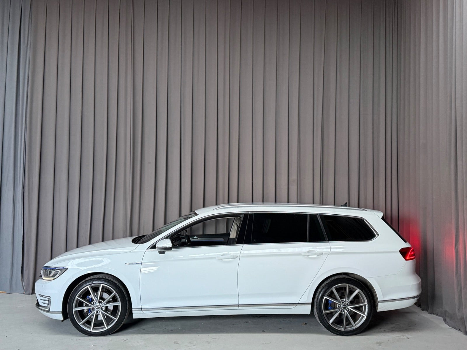Hvid VW Passat fra 2018