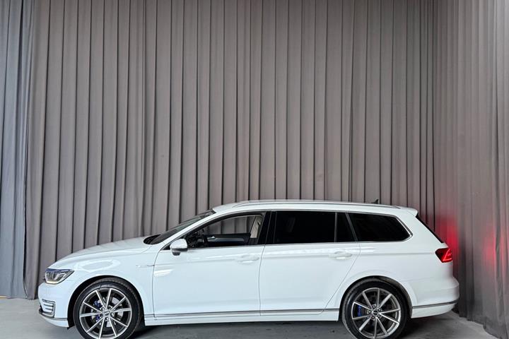 Hvid VW Passat fra 2018
