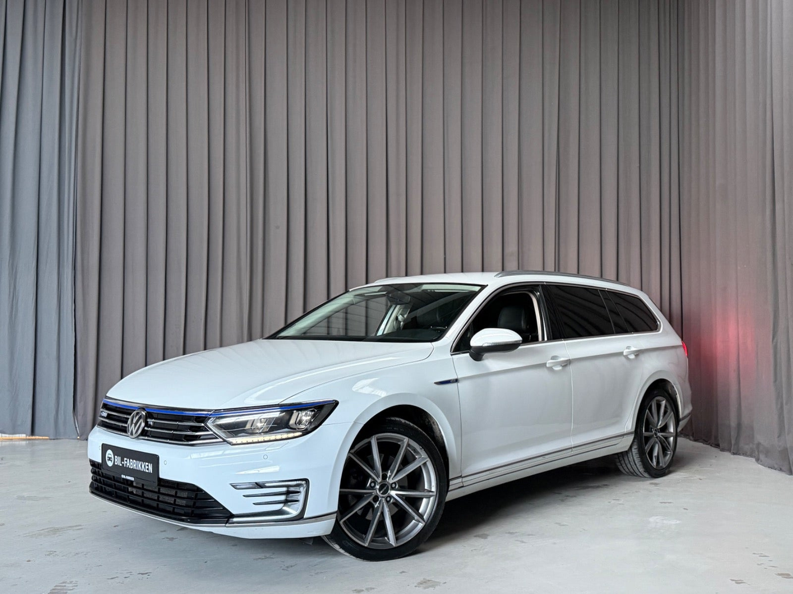 Hvid VW Passat fra 2018