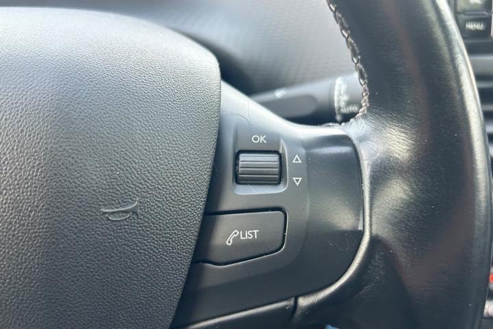 Rød Peugeot 2008 fra 2019