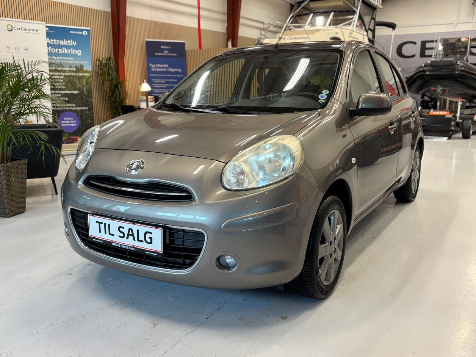 Grå Nissan Micra fra 2013