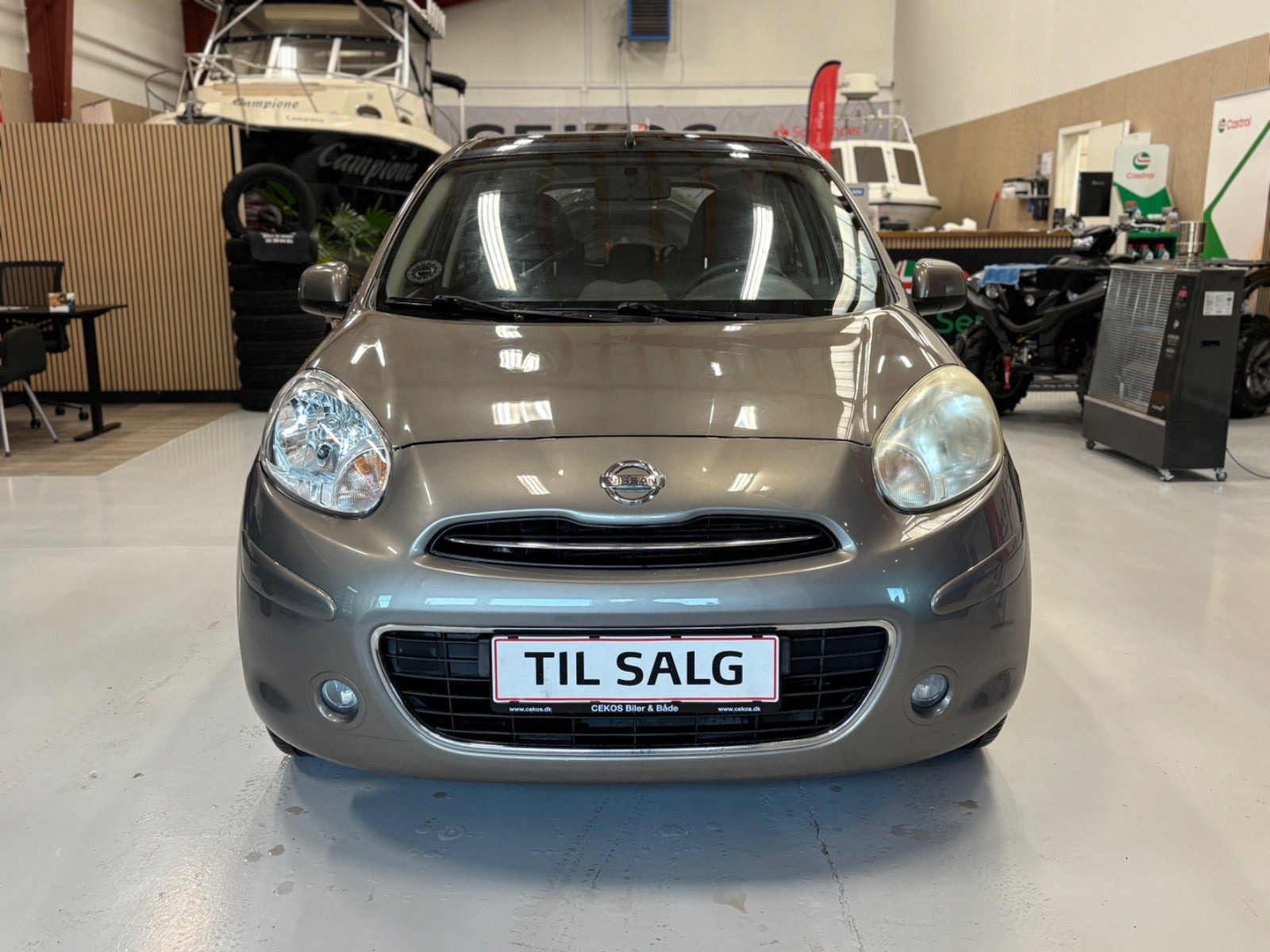 Grå Nissan Micra fra 2013