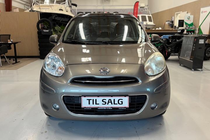 Grå Nissan Micra fra 2013