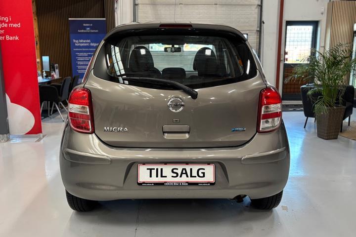 Grå Nissan Micra fra 2013