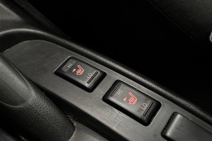 Grå Nissan Micra fra 2013