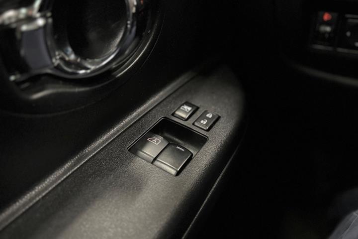 Grå Nissan Micra fra 2013
