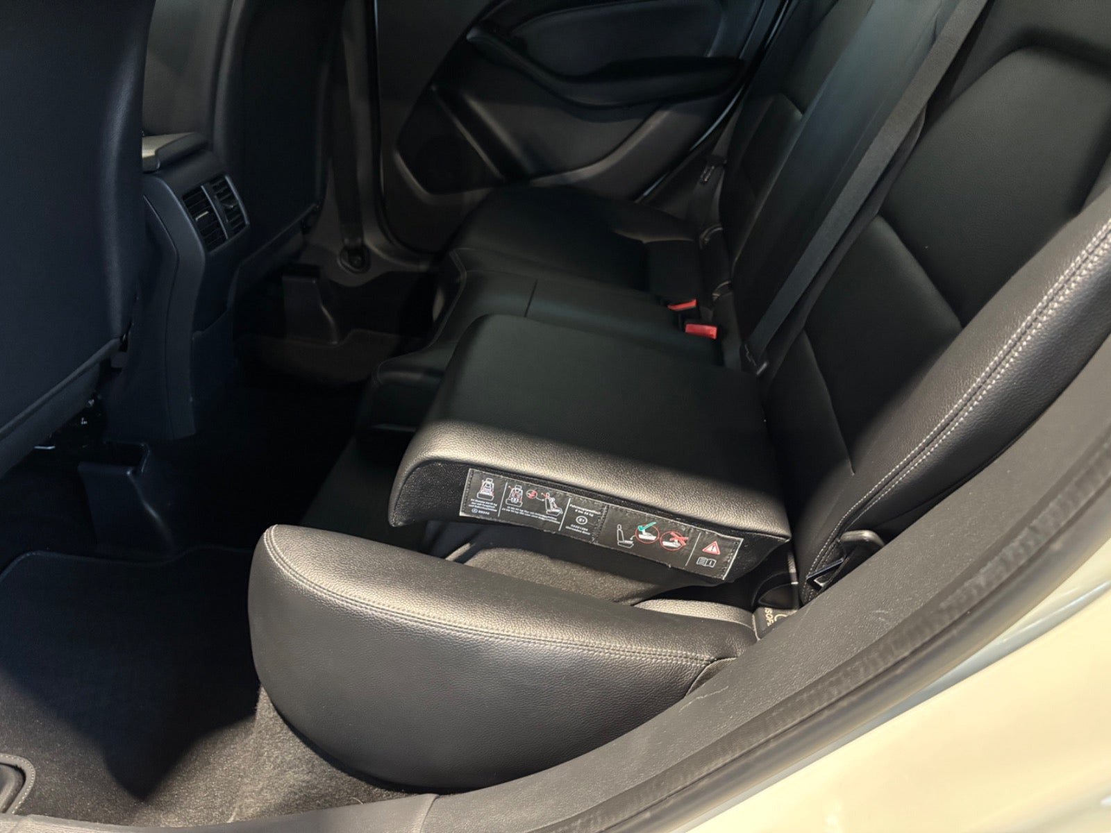 Hvid Mercedes B180 d fra 2016