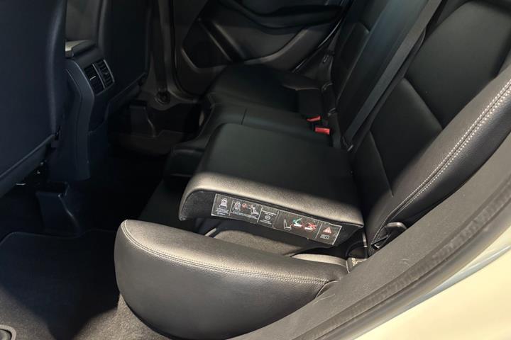 Hvid Mercedes B180 d fra 2016