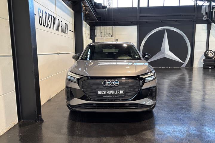 Grå Audi Q4 e-tron fra 2022