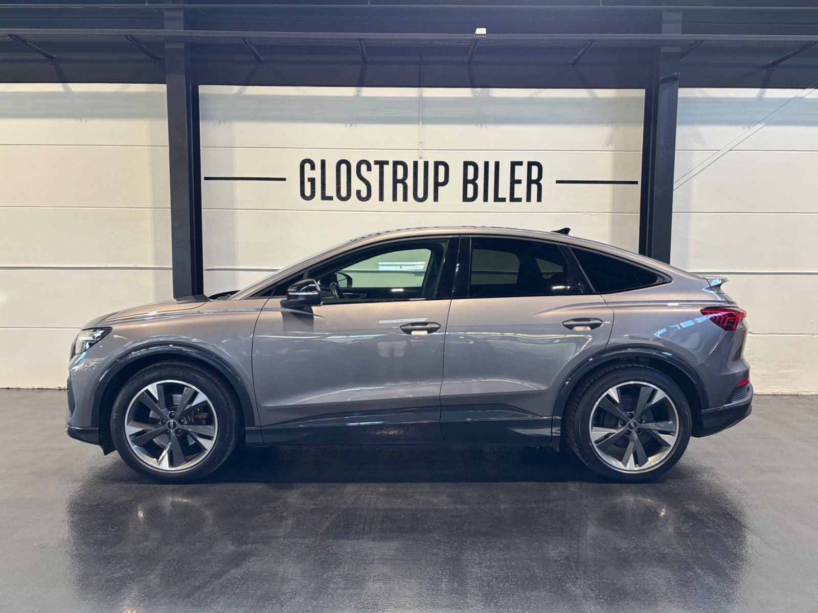 Grå Audi Q4 e-tron fra 2022