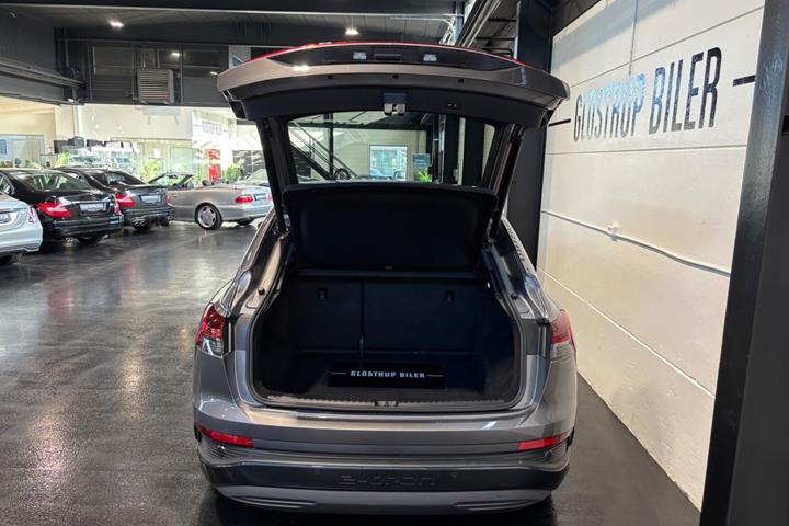 Grå Audi Q4 e-tron fra 2022
