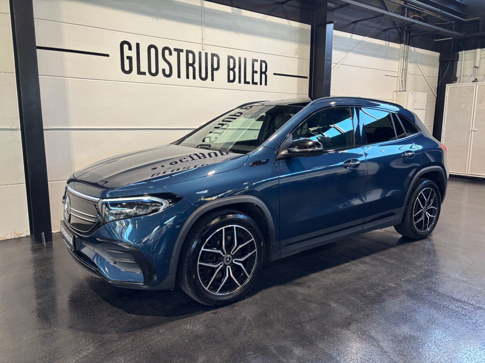 Blå Mercedes EQA250 fra 2021