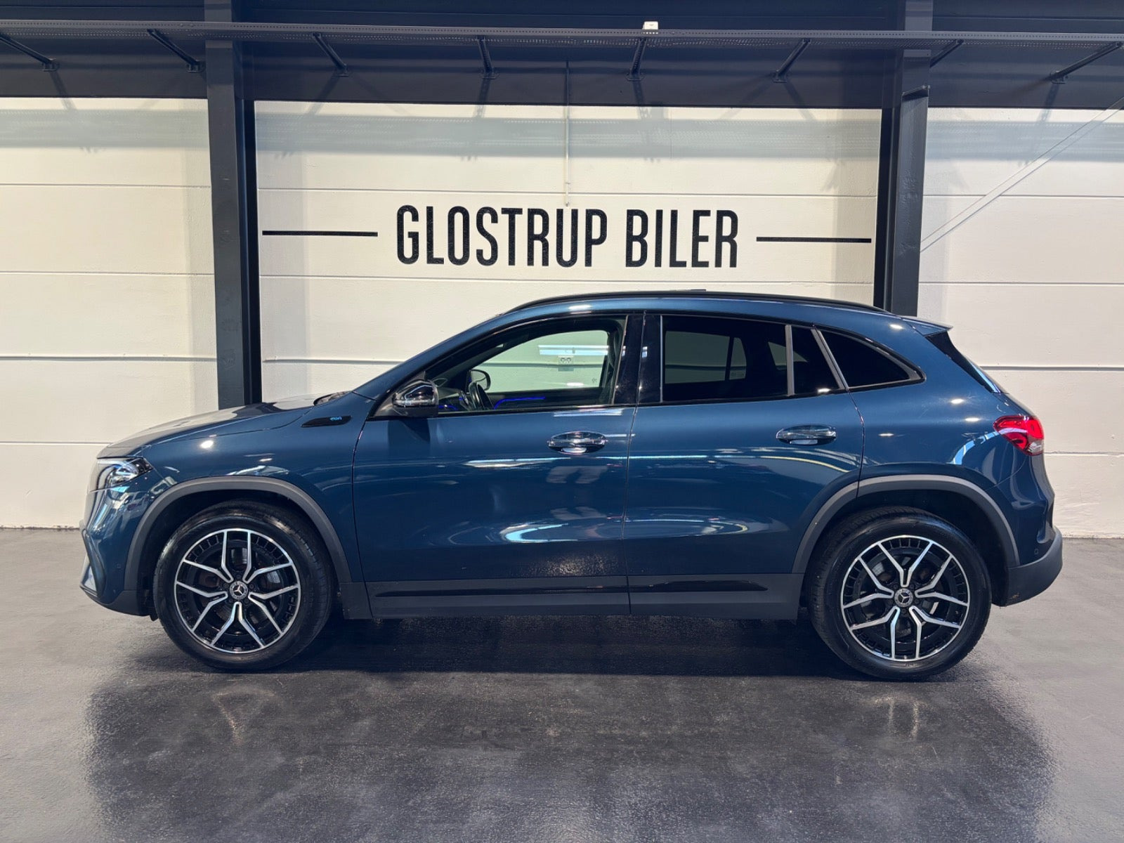 Blå Mercedes EQA250 fra 2021