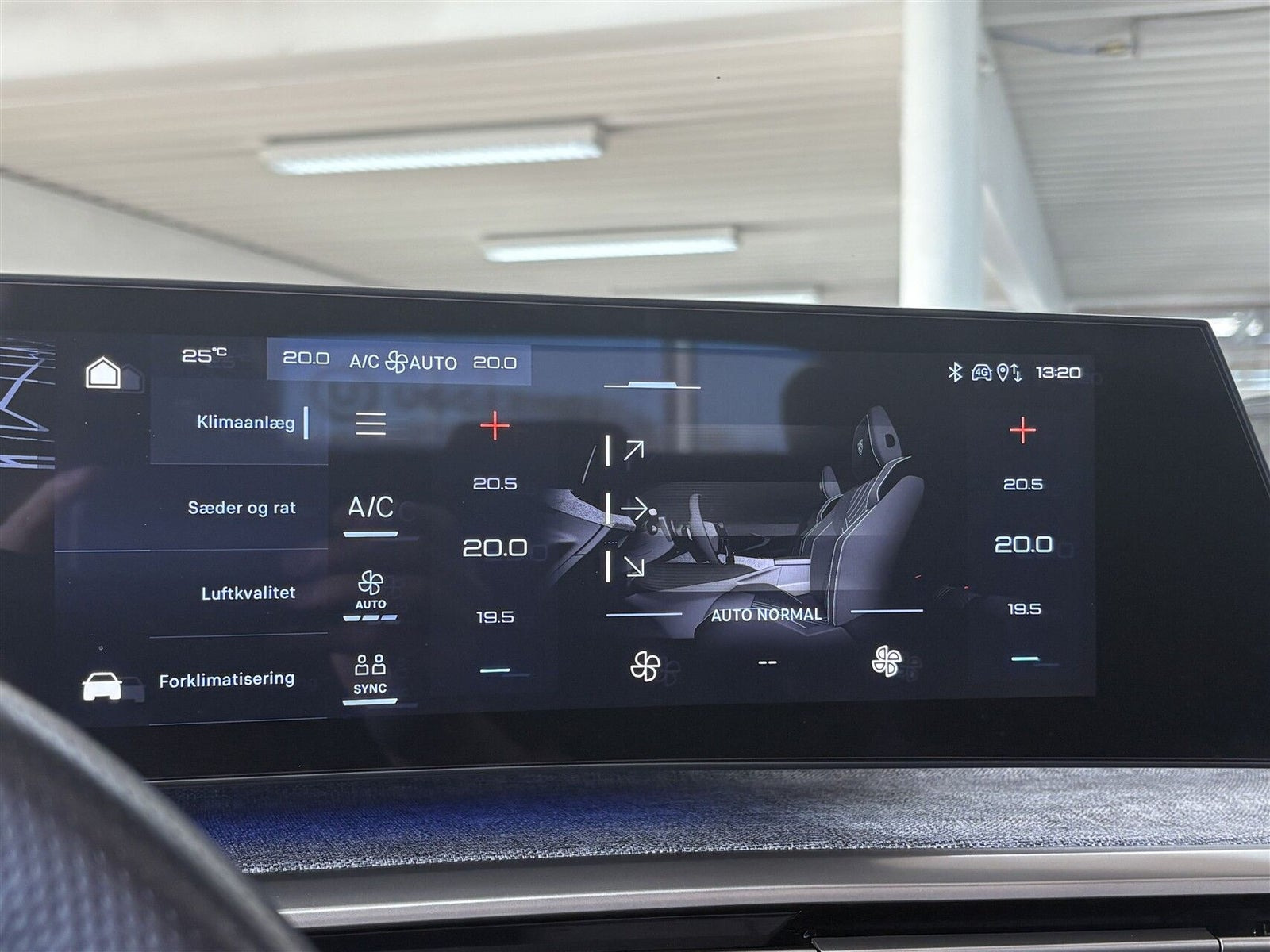 Sølv Peugeot e-3008 fra 2025