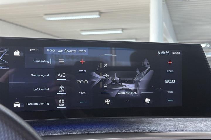 Sølv Peugeot e-3008 fra 2025