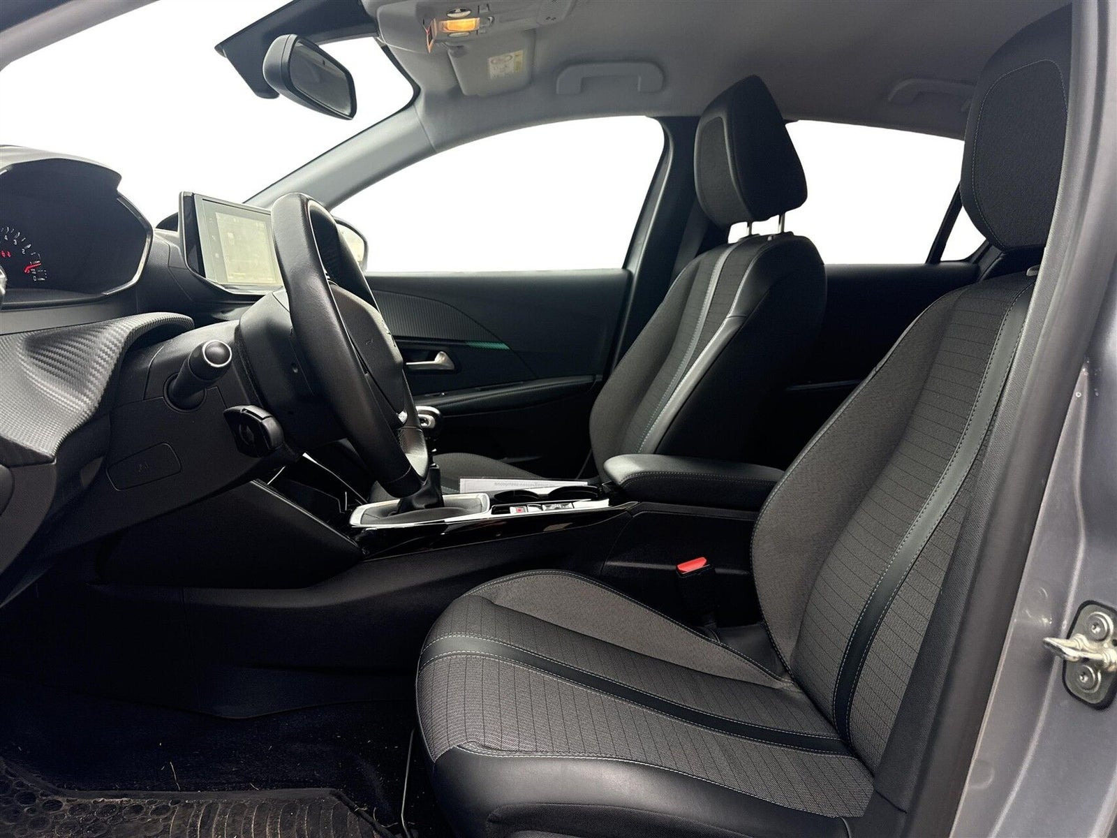 Sølv Peugeot 208 fra 2021