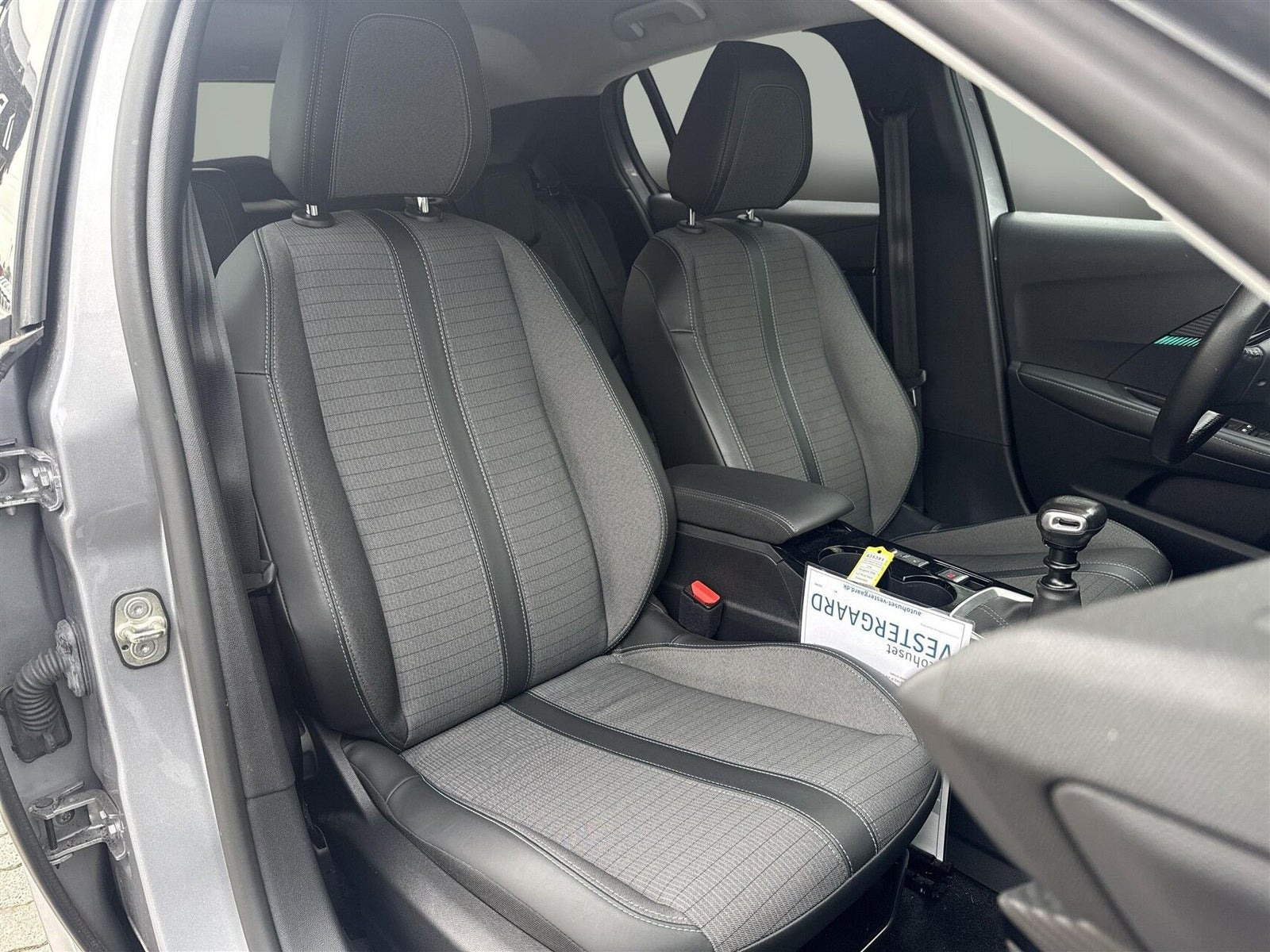 Sølv Peugeot 208 fra 2021