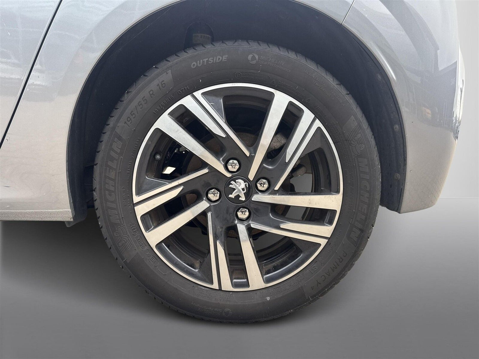 Sølv Peugeot 208 fra 2021