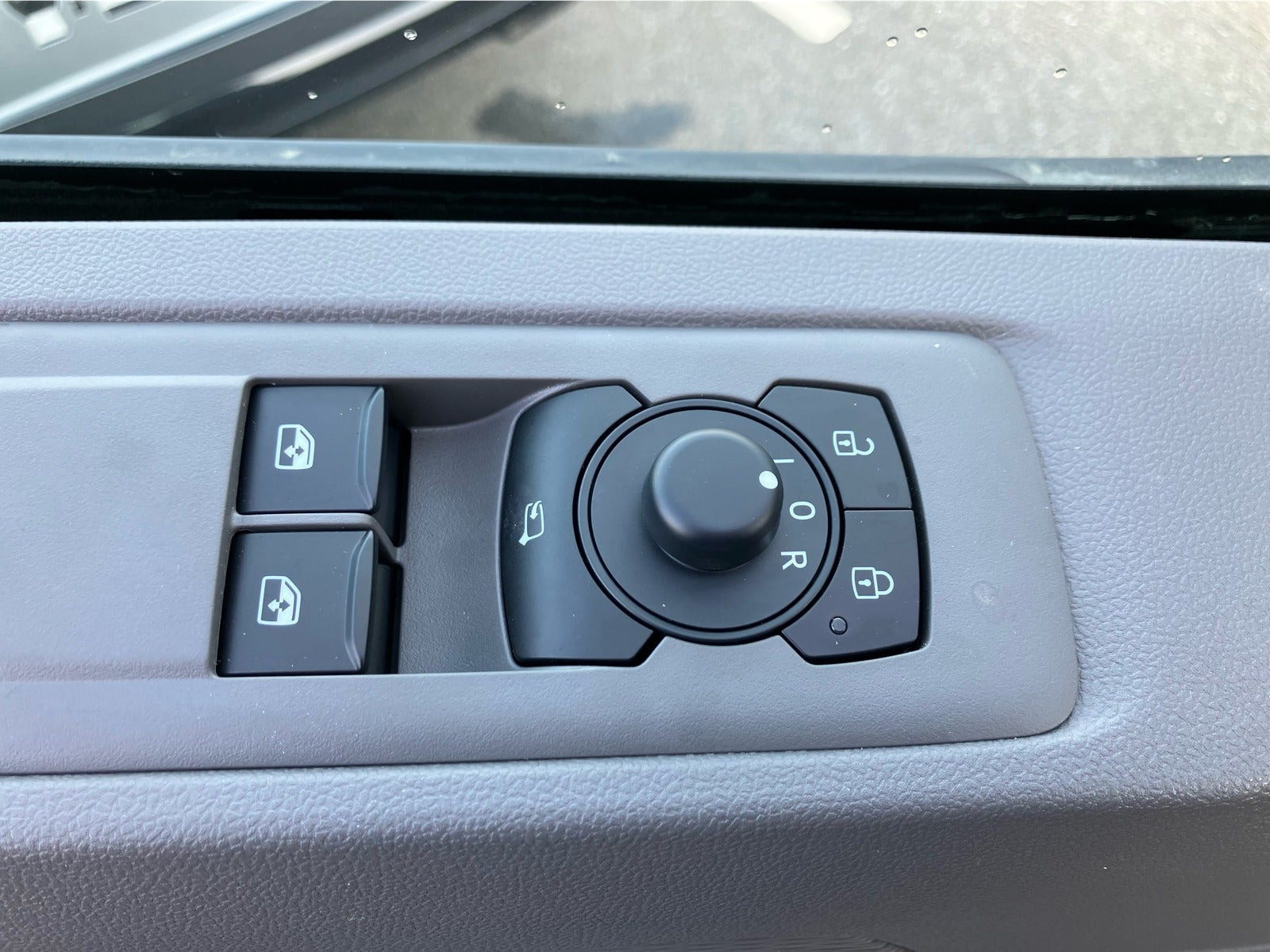 Sort VW Transporter fra 2025