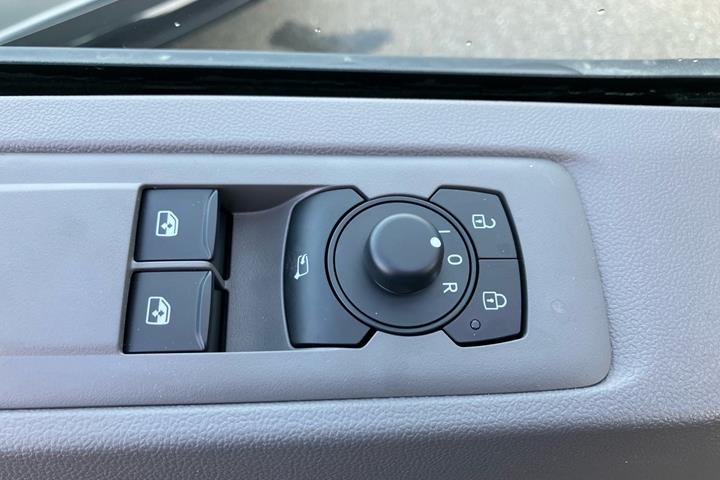 Sort VW Transporter fra 2025