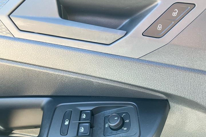 Grå VW Caddy fra 2023