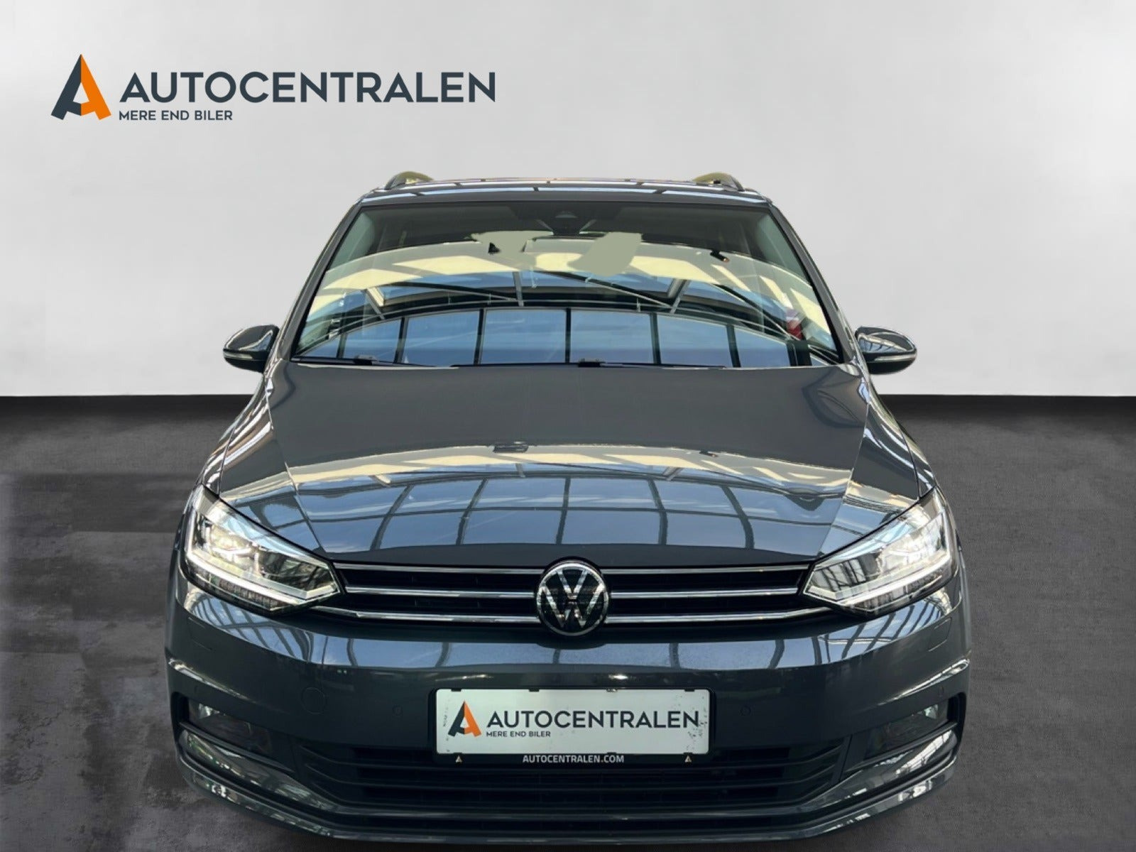 Grå VW Touran fra 2024