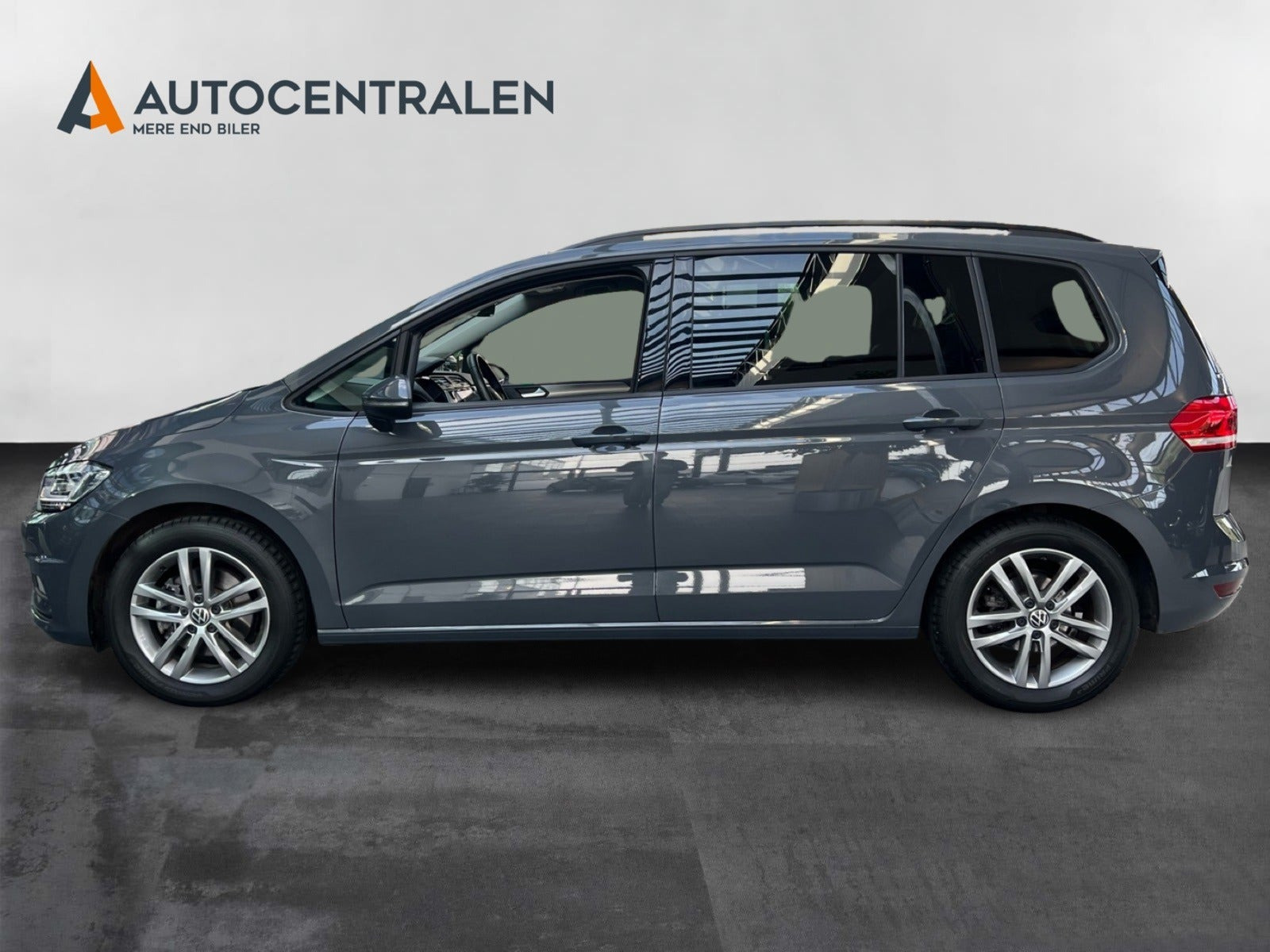 Grå VW Touran fra 2024