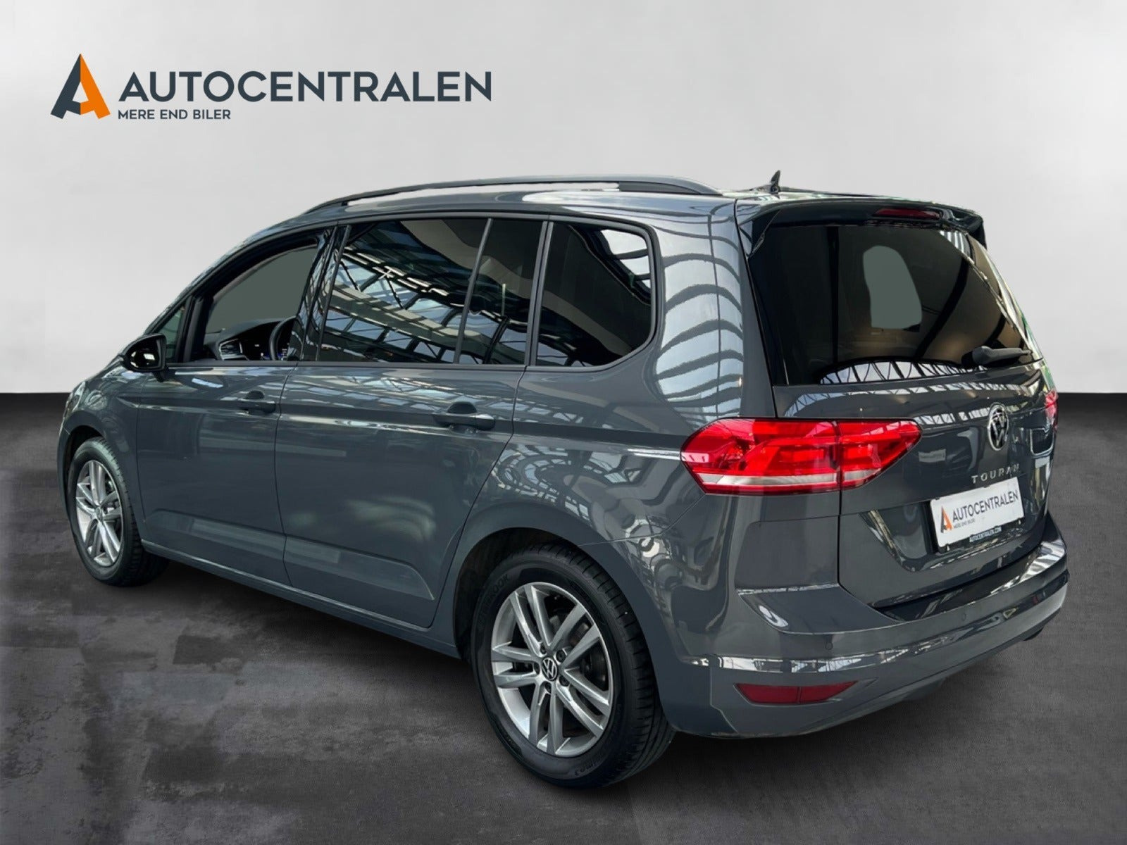 Grå VW Touran fra 2024