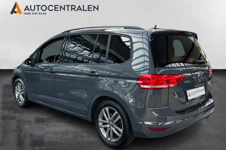Grå VW Touran fra 2024