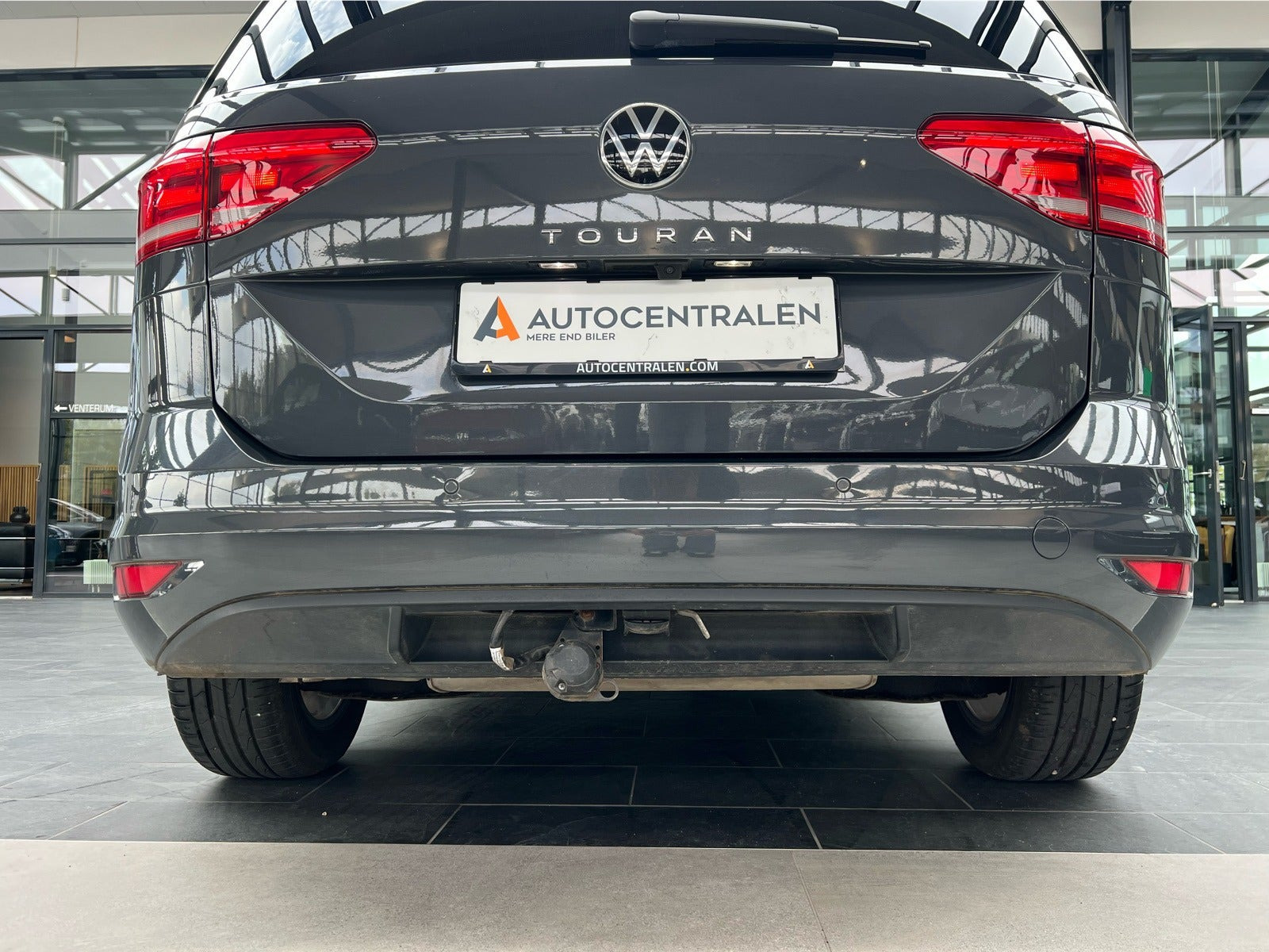 Grå VW Touran fra 2024