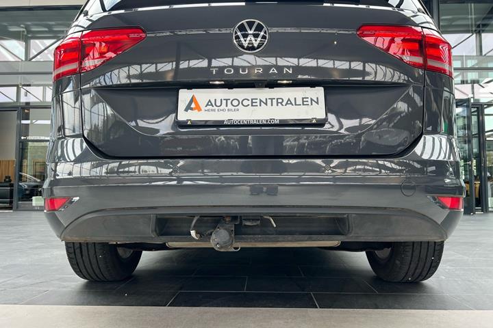 Grå VW Touran fra 2024