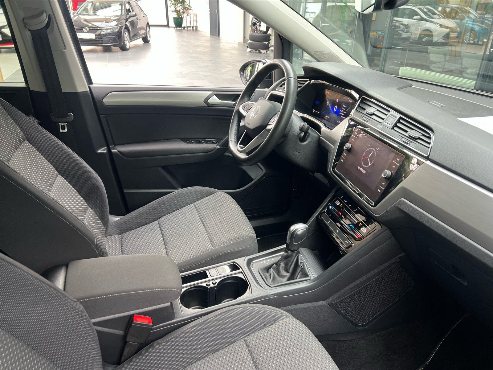 Grå VW Touran fra 2024