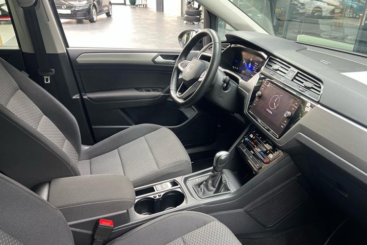 Grå VW Touran fra 2024